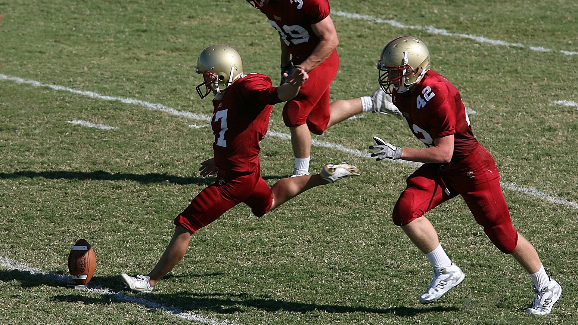 球队在关键比赛中凭借防守反击实现逆转，防守球员被进攻队员超越时,应该采用 步伐来追赶